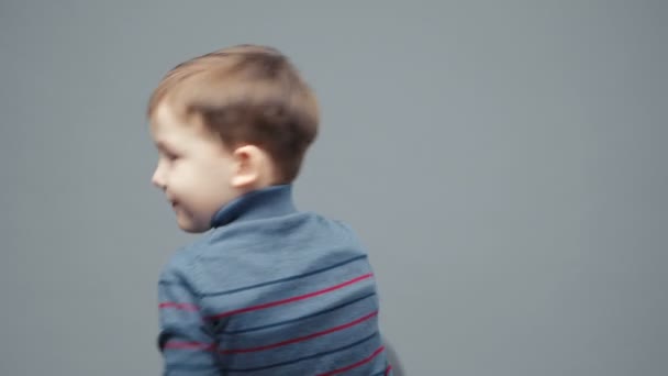 Video de un niño de cuatro años mostrando un gesto tranquilo — Vídeos de Stock