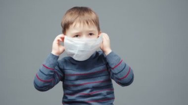Medikal maskeli dört yaşındaki bir çocuğun videosu.