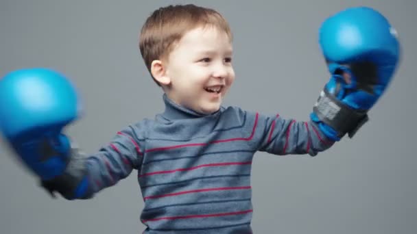 Video de un niño de cuatro años con guantes de boxeo — Vídeos de Stock