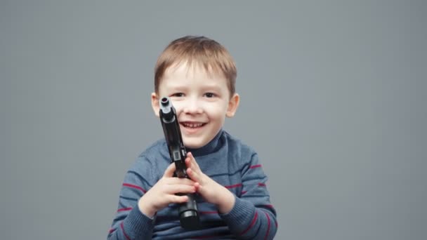 Video de un niño de cuatro años jugando con un arma — Vídeo de stock