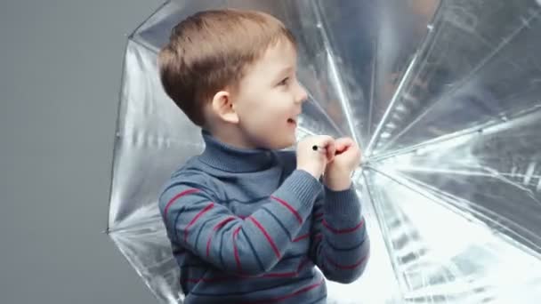 Vídeo do menino de quatro anos brincando com guarda-chuva reflexivo — Vídeo de Stock