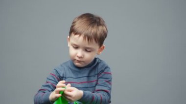 Koruyucu eldivenli dört yaşındaki bir çocuğun videosu.