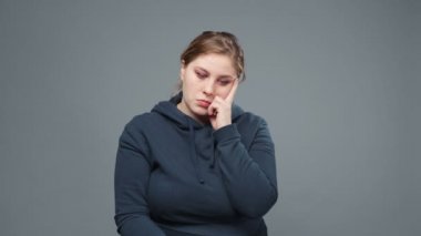 Sweatshirt 'lü şişman bir kadının videosu.