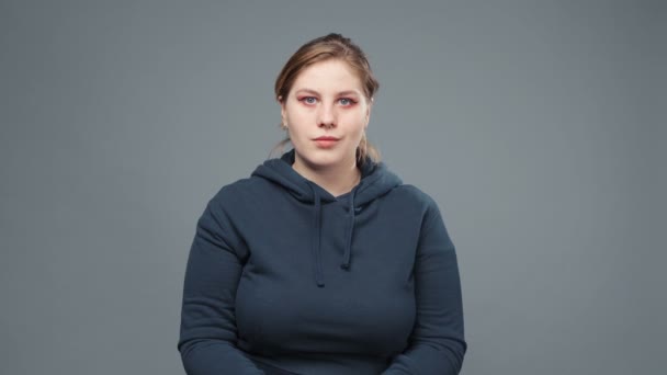 Vídeo de una mujer robusta sonriente en sudadera — Vídeos de Stock