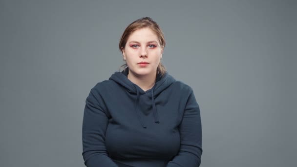 Vidéo de femme robuste touchant le sein en sweat-shirt — Video