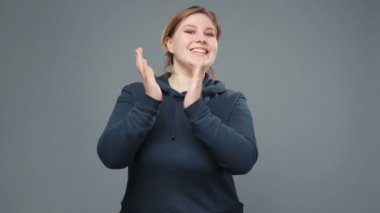 Kazaklı şişman kadını alkışlayan bir video.