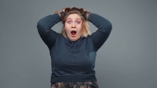 Video van gekke stoere vrouw in sweatshirt — Stockvideo