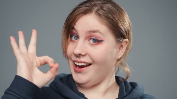Video de mujer robusta con gesto ok, retrato — Vídeo de stock