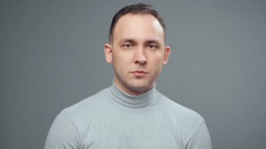 Boğazlı kazaklı genç bir adamın videosu.