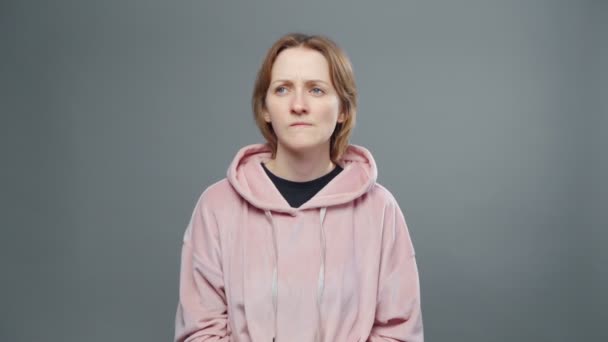 Video van jonge denkende vrouw in roze sweatshirt — Stockvideo