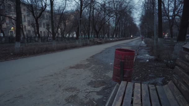 Зйомки м'якої алеї з лавкою і сміттєвими баками — стокове відео