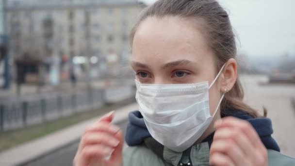 Стрельба молодой девушки во время пандемии в пустом городе — стоковое видео