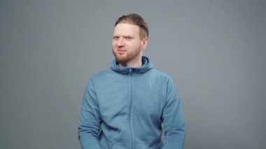 Mavi kazaklı, aynı fikirde olmayan sarışın adamın videosu.