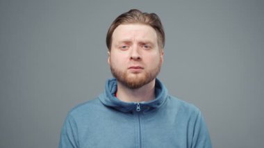 Mavi kazaklı üzgün adamın videosu, yakın plan.