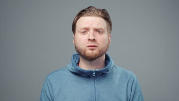 Video van trieste man in blauw sweatshirt, close-up — Stockvideo