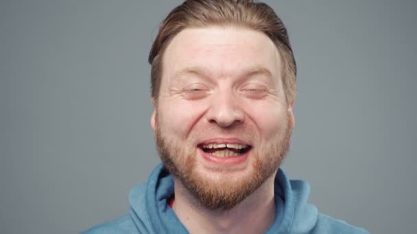 Vídeo de homem loiro rindo em camisola azul, retrato — Vídeo de Stock