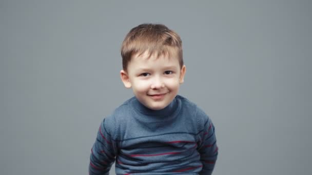 Video di piccolo sorridente ragazzo di quattro anni — Video Stock