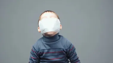 Tıbbi maske takan dört yaşındaki bir çocuğun videosu.