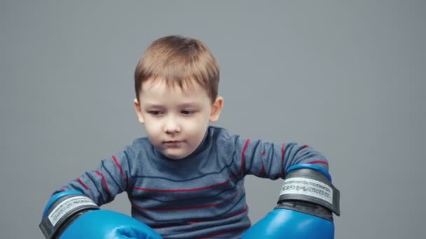 Video av liten fyraårig pojke i boxerhandskar — Stockvideo