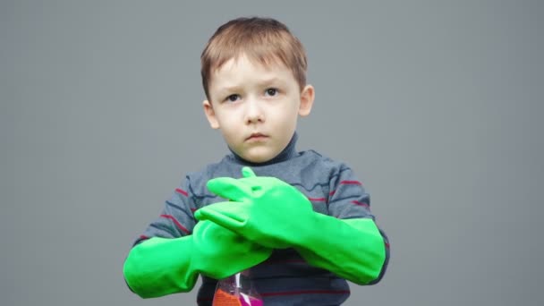 Kleine jongen spelen met huishoudelijke chemicaliën — Stockvideo