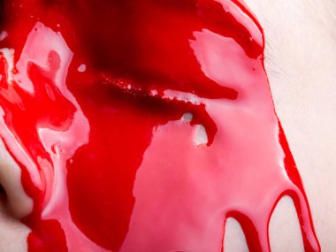 Kanlı kırmızı boyalı kadın yüzü, yakın plan.