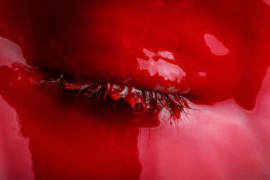 Kırmızı boyalı kız gözü, yakın plan.