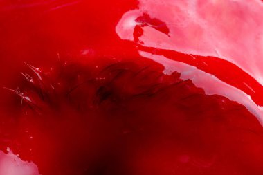 Kırmızı boyalı kaşlı kız resmi, yakın plan.