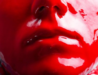 Kırmızı parlak boyalı kız dudakları, yakın plan.