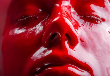 Kırmızı parlak boyalı kadın yüzü görüntüsü