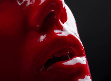 Kırmızı boyalı kadın yüzü fotoğrafı.