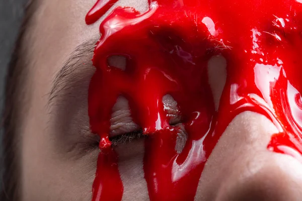Fénykép a nők arcát piros festék, közelkép — Stock Fotó