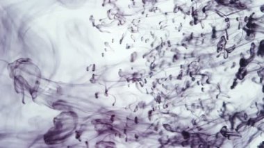 Suya düşen mor mürekkep damlalarıyla ilgili video