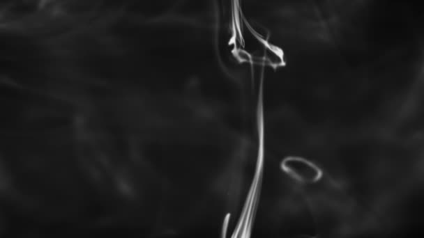 Стрельба белых дымящихся капель, текущих в жидкости — стоковое видео
