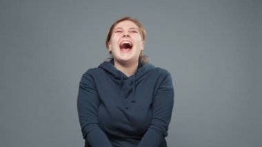Sweatshirt 'lü şişman kadının gülen videosu.
