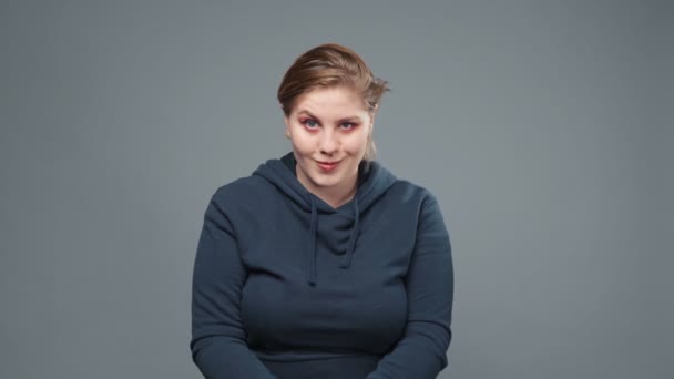 Shooting of flirting stout woman in sweatshirt — Stock Video