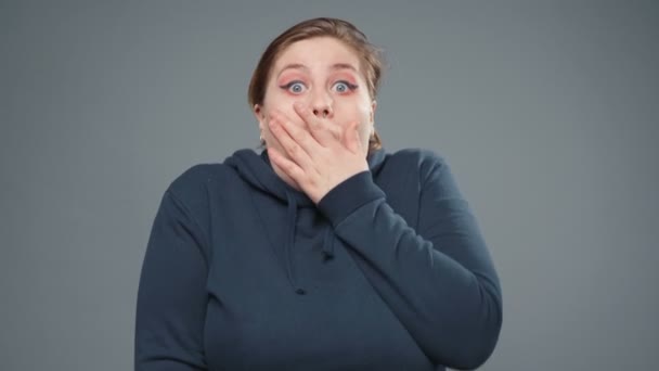 Видео удивленной толстой женщины, крупным планом — стоковое видео