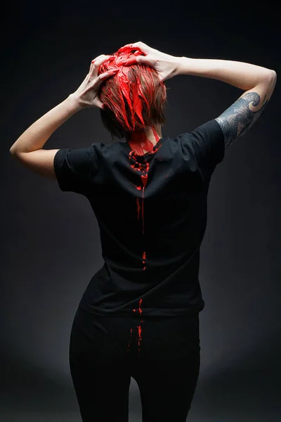 Zdjęcie kobiety z włosami w czerwonej farbie trzymającej głowę — Zdjęcie stockowe