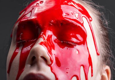 Yüzü kırmızı boyalı, yakın plan kızlar.