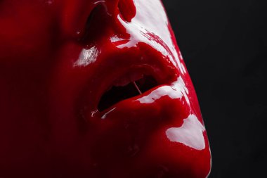 Kırmızı boyalı kadın dudaklarının fotoğrafı.