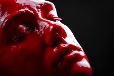 Kadın yüzü kırmızı boyayla kaplanmış.
