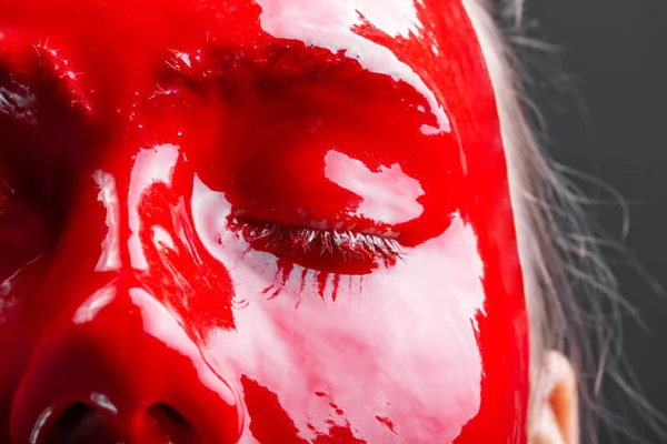 赤い光沢のある塗料、クローズアップと女の子の目の画像 — ストック写真
