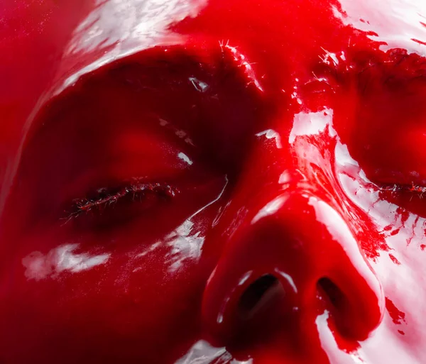 Kırmızı parlak boyalı kadın yüzü fotoğrafı.