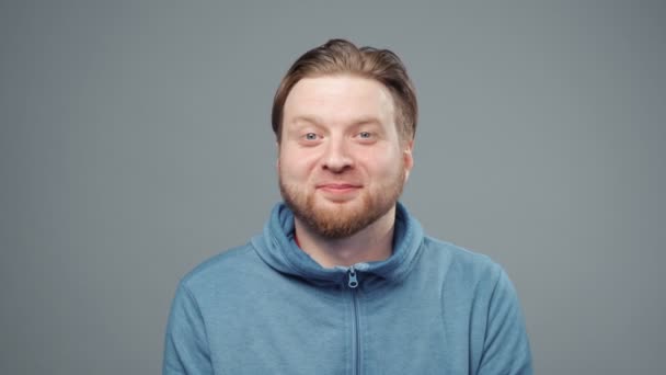 Vídeo de homem feliz em camisola azul, close-up — Vídeo de Stock