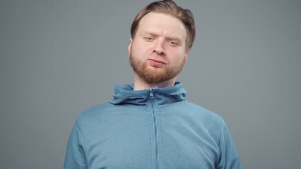 Vidéo de vaniteux homme en sweat-shirt bleu, gros plan — Video