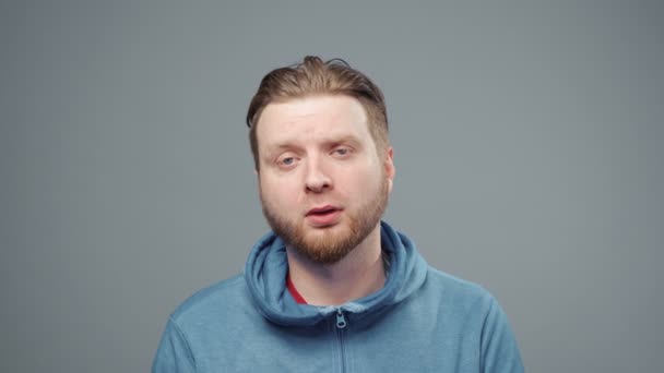 Video van vermoeide man in blauw sweatshirt, close-up — Stockvideo