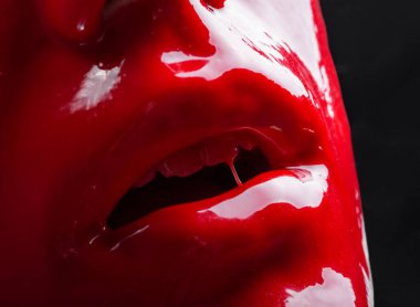 Kırmızı boyalı kadın yüzü