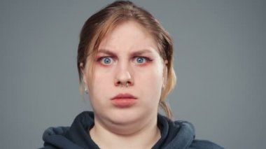 Şaşırmış şişman bir kadının portresi.