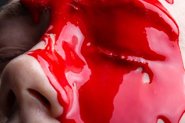 Kép a nők arcát piros festék, közelkép — Stock Fotó