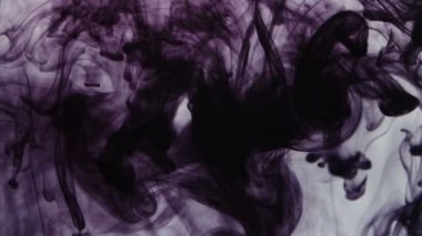 Sıvıya dökülen mor mürekkep deseni