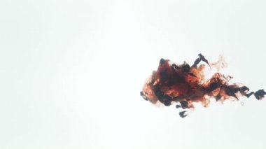 Kirli kahverengi boyanın sıvıyla sulandığı video.